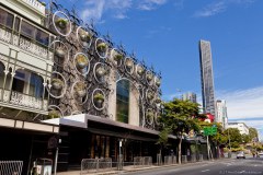 Restaurant dans le quartier de Fortitude Valley et le tour Soleil en fond