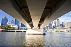 En dessous du Victoria Bridge