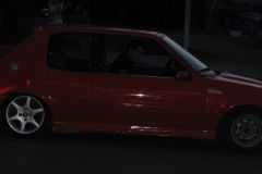 Un kéké dans une 205 GTI