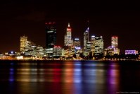 Perth de nuit de l\'autre côté de la Swan River