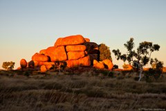 Lever de soleil sur les Devil Marbles