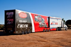 Camion sur le parking des Devil Marbles