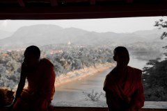 monks-phou-si-monks-devant-riviere-Nam-Khan