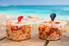 Salades du midi avec vue sur l'eau turquoise