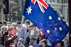 Homme portant le drapeau australien