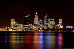 Perth de nuit de l'autre côté de la Swan River