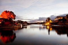 Un des nombreux canaux de Mandurah à la tombée de la nuit
