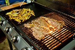 Entrecôtes de la ferme et frites sautées au barbecue