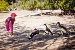 Fillette jouant avec les Bush Stone-curlew, Florence Bay