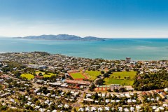 Vue panoramique de Townsville et de Magnetic Island depuis Castle Hill