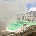 Cratère et fumée du Kawah Ijen, Java, Indonésie