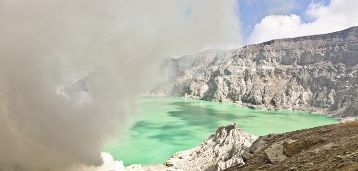 Cratère et fumée du Kawah Ijen, Java, Indonésie