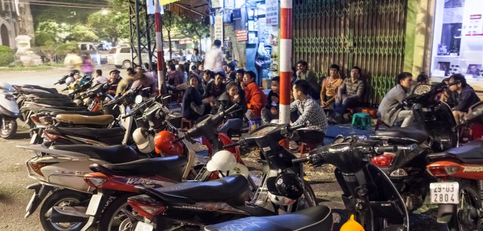 Scooters et soirée animée, Hanoï, Vietnam
