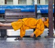 Moine bouddhiste dormant à la gare de Bangkok, Thaïlande