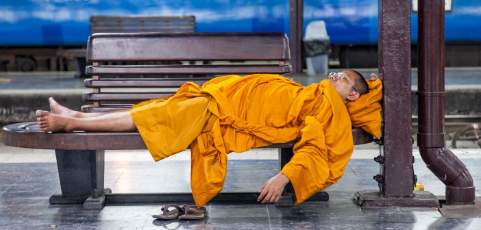 Moine bouddhiste dormant à la gare de Bangkok, Thaïlande
