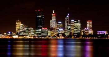 Perth de nuit de l'autre côté de la Swan River