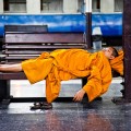 Monk quai de la gare Bangkok