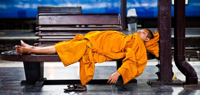 Monk quai de la gare Bangkok