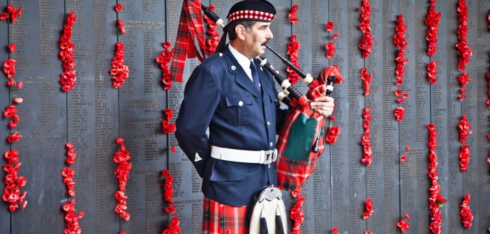 Cornemuse pour la cérémonie de clôture du War Memorial de Canberra