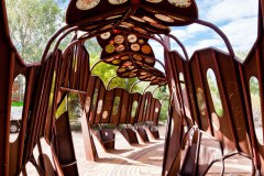 Sculpture caterpillar représentant les chenilles ayant créé le monde selon le peuple aborigène Arrernte. Cultural Precinct d'Alice Springs