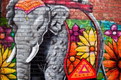 Tag sur le mur d'un restaurant indien