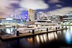 Yacht de luxe dans la marina et ville illuminée, Docklands