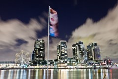Drapeau flottant au vent sur les Docklands
