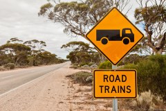 Attention aux road trains, ces gigantesques camions de marchandise