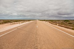 La Eyre Highway, axe majeur du pays reliant l'est à l'ouest, entièrement vide
