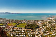 Vue panoramique de Townsville et de Magnetic Island depuis Castle Hill