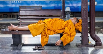 Le voyage le plus long : Sukhothai – Koh Samui ! Moine bouddhiste dormant à la gare de Bangkok, Thaïlande