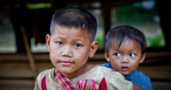 La photo du jeudi : Les petits frères laotiens Petits frères laotiens